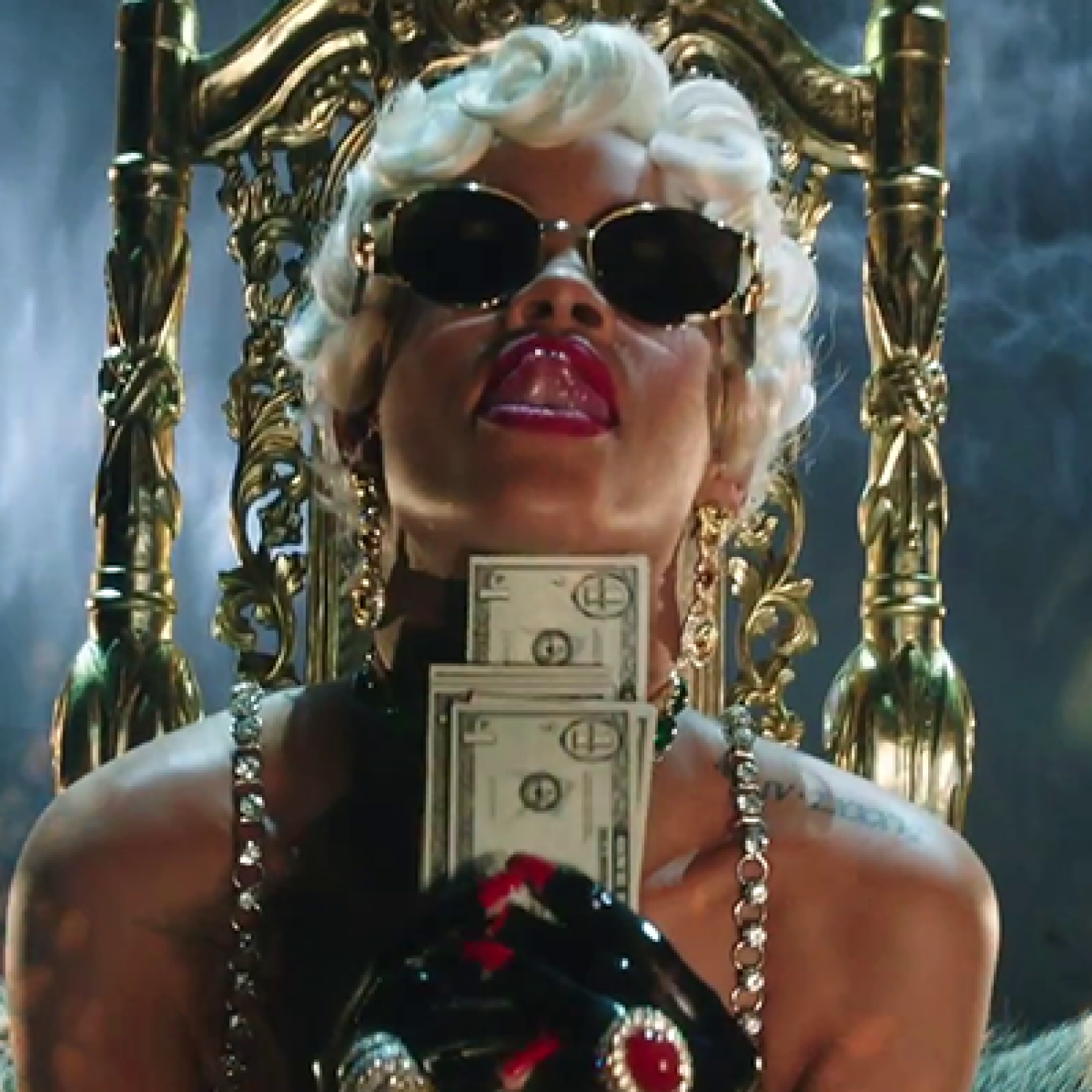 Rihanna – “Pour It Up” [Video] – nappyafro.com